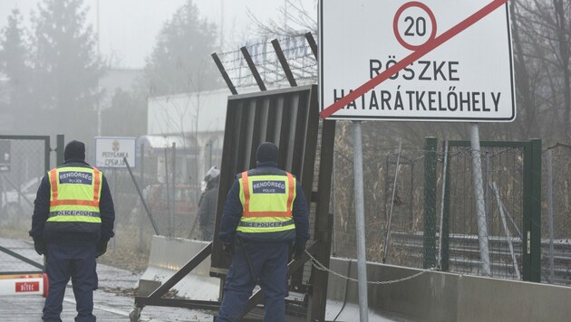 Der ungarisch-serbische Grenzübergang bei Röszke (Bild: AP)