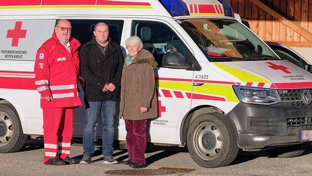 40 Jahre nach der Entbindung im Rettungswagen trafen sich Hans Kinast (li.), seine damalige Patientin Frau Wiesberger und deren Sohn Franz zu einem gemeinsamen Foto. (Bild: ÖRK/Philip Schmutz, krone.at-Grafik)