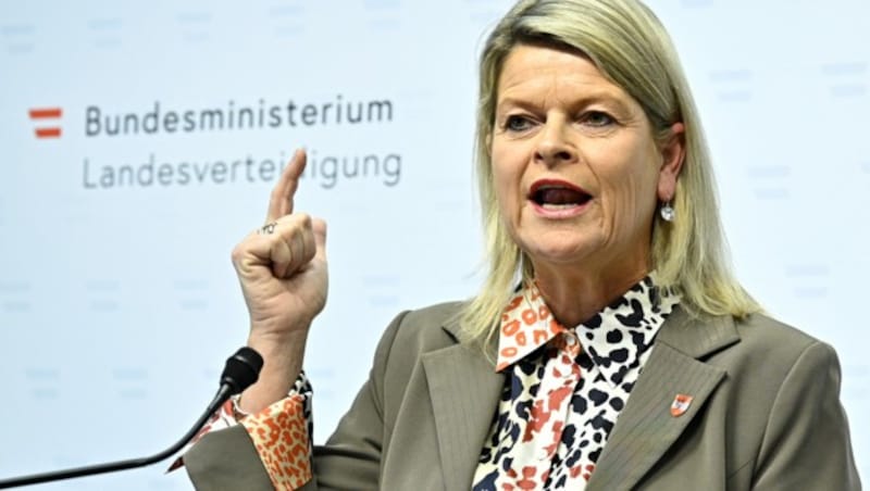 Verteidigungsministerin Klaudia Tanner (ÖVP) (Bild: APA/HANS PUNZ)