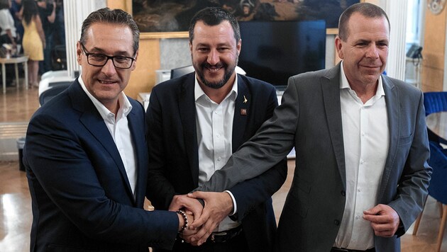 Vor 17 Monaten posierten Heinz-Christian Strache, Matteo Salvini und Harald Vilimsky im Vizekanzleramt in Wien - für alle drei Politiker war die Welt damals noch in Ordnung. (Bild: Alex Halada/picturedesk.com)