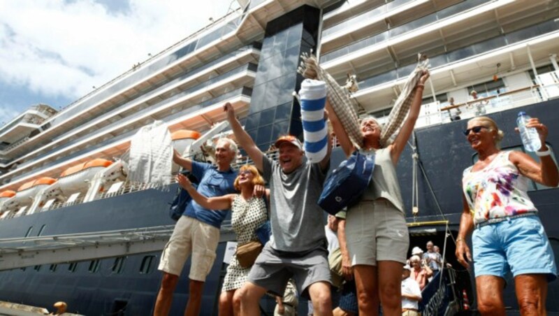 Endlich durften die Passagiere der MS Westerdam das Kreuzfahrtschiff verlassen. (Bild: AP)