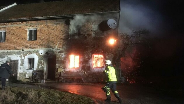 Ein Bauernhof in Alberndorf stand in Flammen. (Bild: fotokerschi.at)