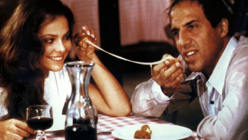 Ornella Muti mit Adriano Celentano in „Gib dem Affen Zucker“ (Bild: Impress / United Archives / picturedesk.com)