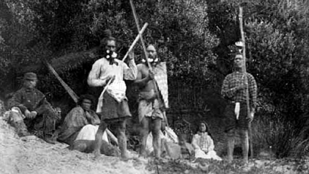 Moriori-Männer und -Frauen Ende des 19. Jahrhunderts auf den Chathaminseln (Bild: facebook.com/New Zealand: History & Natural History)