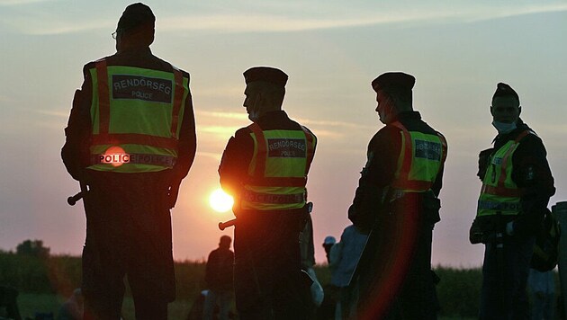 Ungarische Polizisten am Grenzübergang Röszke im Süden des Landes (Bild: APA/AFP/FERENC ISZA)