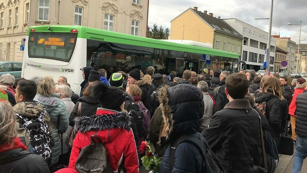 In Klosterneuburg-Weidling warteten zahlreiche Pendler auf den Schienenersatzverkehr. (Bild: Martin Grob)