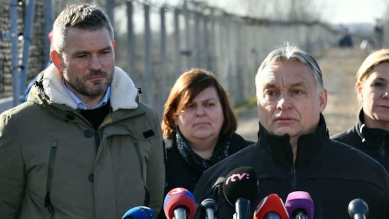 Einen Tag vor dem geplanten Marsch zur Grenze statteten Ungarns Ministerpräsident Viktor Orban und sein slowakischer Amtskollege Peter Pellegrini der ungarischen Südgrenze einen Besuch ab. (Bild: AP)