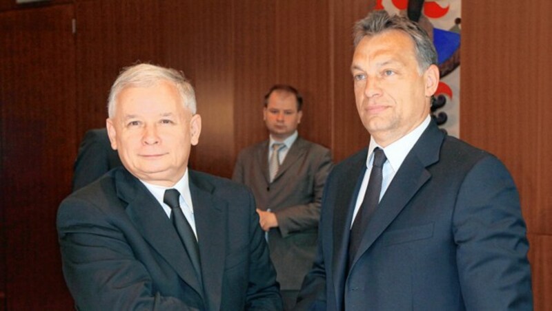 Archivbild: Jaroslaw Kaczynski (links) und Viktor Orban bei einem Treffen in Warschau im Jahr 2010 (Bild: EPA/Pawel Supernak)