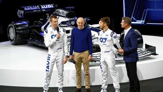 Ex-Pilot Coulthard (re.) führte mit Teamchef Tost (2. v. li.) und den Fahrern Daniil Kvyat (li.) und Pierre Gasly durch die Show. (Bild: Gerhard Schiel)