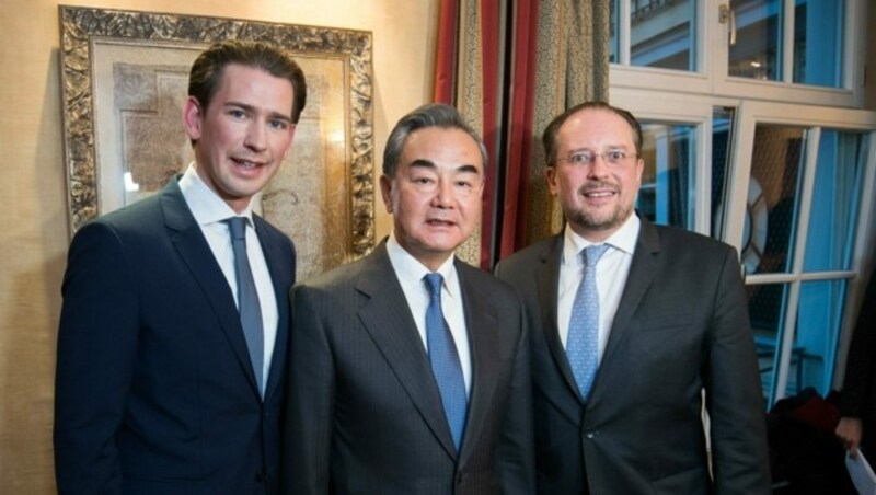 Bundeskanzler Sebastian Kurz, Chinas Außenminister Wang Yi und Außenminister Alexander Schallenberg (Bild: AUSSENMINISTERIUM/MICHAEL GRUBER)