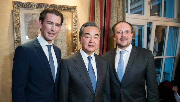 Bundeskanzler Sebastian Kurz, Chinas Außenminister Wang Yi und Außenminister Alexander Schallenberg (Bild: AUSSENMINISTERIUM/MICHAEL GRUBER)