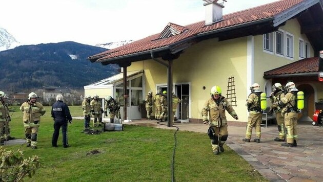 Unter Einsatz von Atemschutz wurde der Brand von den Einsatzkräften der FF Kuchl und LZ Jadorf rasch gelöscht (Bild: FF Kuchl)
