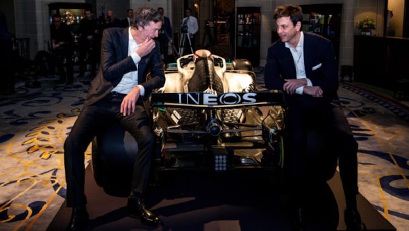 Toto Wolff (re.) und Jim Ratcliffe von Sponsor Ineos (Bild: AP)