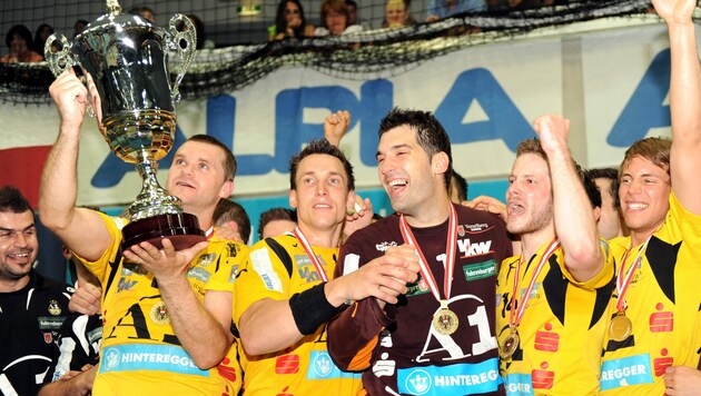 Im Jahr 2009 stemmten die Bregenzer Handballer ihren siebenten Meisterpokal in die Höhe. Es sollte der Vorletzte bis heute bleiben. (Bild: GEPA pictures)