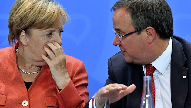 Merkel, Laschet (Bild: JOHN MACDOUGALL/AFP)