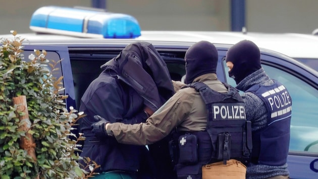 Ein jüngst in Deutschland im Zuge einer groß angelegten Razzia verhaftetes Mitglied der Reichsbürgerbewegung (Bild: EPA)