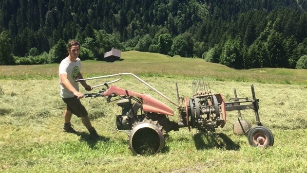 Handarbeit in steilsten Lagen: Tirols Landwirte tragen nicht nur zum Landschafts-, sondern auch zum Naturschutz bei. (Bild: Markus Gassler)