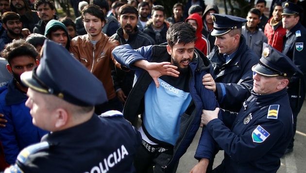 Hunderte Migranten stellten sich den bosnischen Sicherheitskräften in den Weg. Es kam zu Rangeleien und Verhaftungen. (Bild: Reuters)
