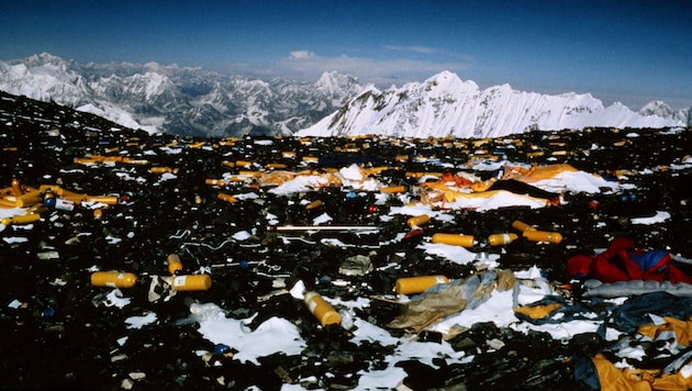 Viele Bergsteiger lassen Sauerstoffflaschen, Lebensmittelreste und sogar Schlafsäcke am Mount Everest liegen. Dieses Müllproblem konnte noch nicht gelöst werden. (Bild: APA/AFP/Pierre Royer)
