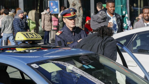 Stadtpolizeikommandant Manfred Lindenthaler bei einer Taxler-Kontrolle am Salzburger Hauptbahnhof (Bild: Markus Tschepp)