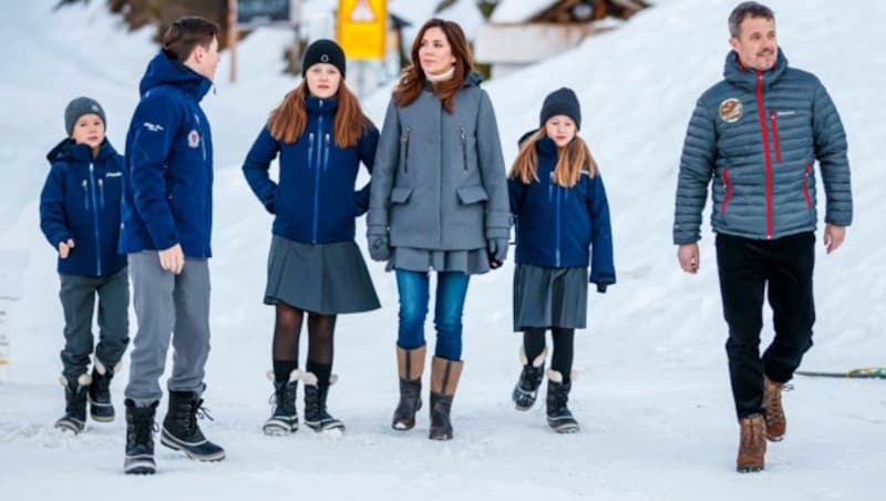 Der dänische Kronprinz Frederik und Kronprinzessin Mary mit ihren vier Kindern in der Schweiz (Bild: AP)