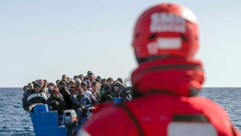 Überwachung des Waffenembargos, aber ohne „Pull-Faktor“ für Schlepper - diesen Spagat soll die EU nun vor Libyens Küste schaffen. (Bild: APA/AFP/Pablo Garcia)