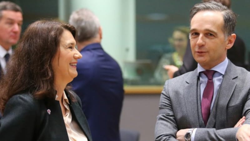 Deutschlands Außenminister Heiko Maas im Gespräch mit der schwedischen Außenministerin Ann Linde am Rande des EU-Ministerrats (Bild: APA/AFP/François WALSCHAERTS)