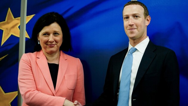 Die Vizepräsidentin der EU-Kommission und Kommissarin für Werte und Transparenz, Vera Jourova, traf Mark Zuckerberg in Brüssel. (Bild: AFP)