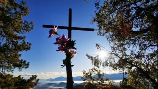 Das „kleine Kreuz“, welches den Weg zum Gipfel des Ulrichsberges geziert hatte, wurde vergangene Woche von Unbekannten abgesägt. (Bild: Michael Hambrusch)