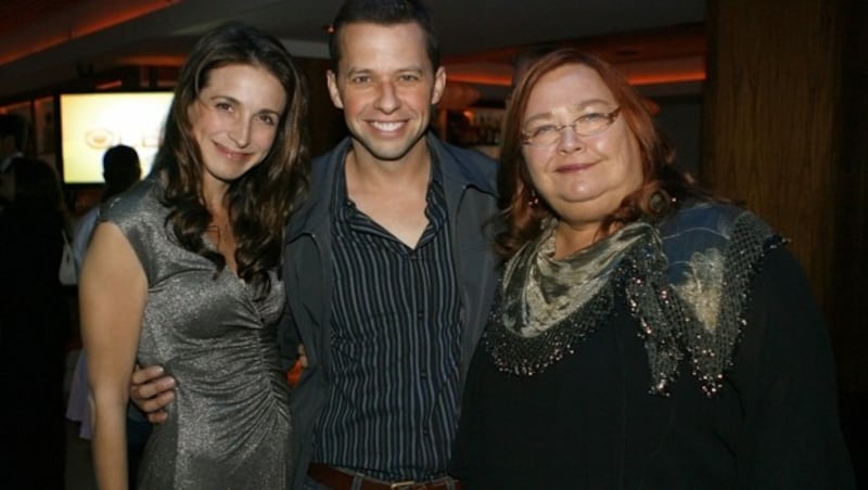 Conchata Ferrell mit ihren Serien-Kollegen Marin Hinkle und Jon Cryer (Bild: 2007 Getty Images)