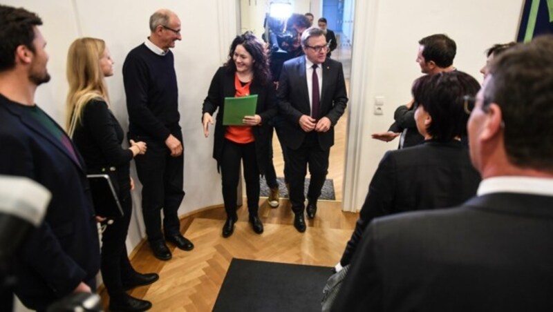 Zusammenstehen im Kampf gegen die Transitlawine über den Brenner: LH Platter und die Chefs der Landtagsparteien. (Bild: zeitungsfoto.at)