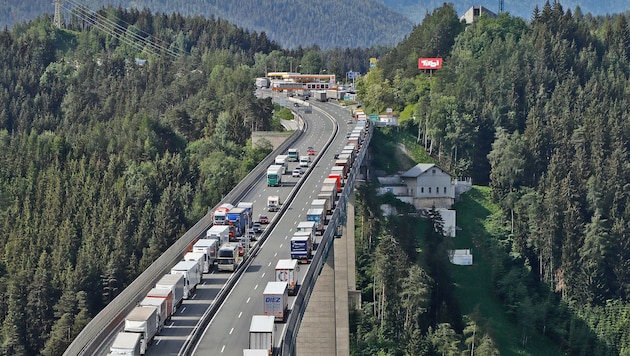 Künstlich nach Tirol gelockt wird die Lkw-Lawine durch billigen Diesel und niedrige Mauttarife in Südtirol und Bayern. (Bild: Birbaumer Christof)