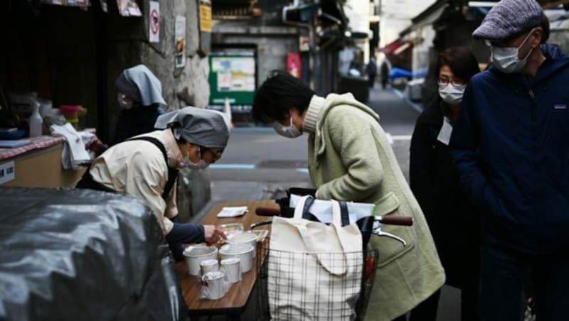 Auch in Tokio sind die Atemmasken nicht aus dem Straßenbild wegzudenken. (Bild: AFP)