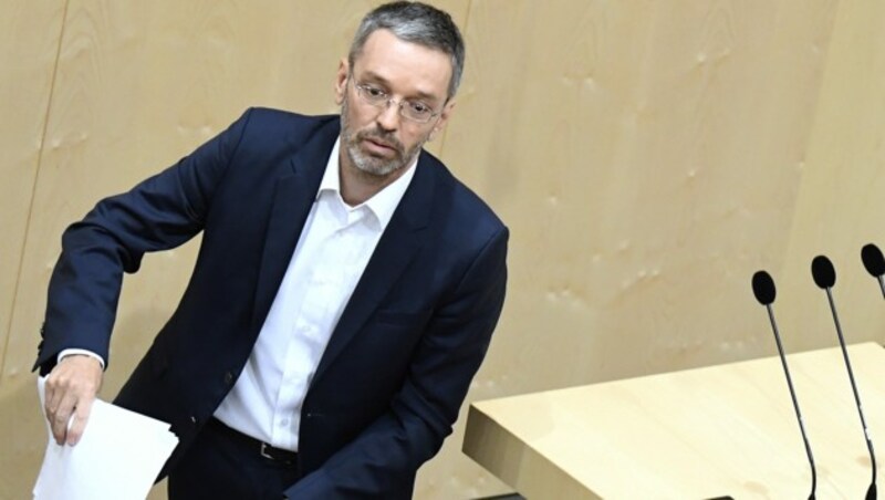 FPÖ-Klubobmann Herbert Kickl will mit dem Antrag auf ein Veto die ÖVP auf eine „Nagelprobe“ stellen. (Bild: APA/ROBERT JAEGER)