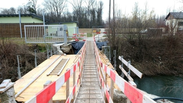 Der Weg zur Behelfsbrücke stand tagelang rund 40 Zentimeter unter Wasser. Über die Gründe der Überflutung wird gerätselt. (Bild: Einöder Horst)