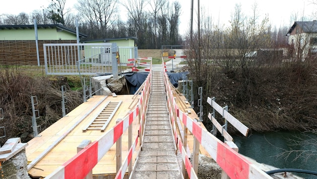Der Weg zur Behelfsbrücke stand tagelang rund 40 Zentimeter unter Wasser. Über die Gründe der Überflutung wird gerätselt. (Bild: Einöder Horst)