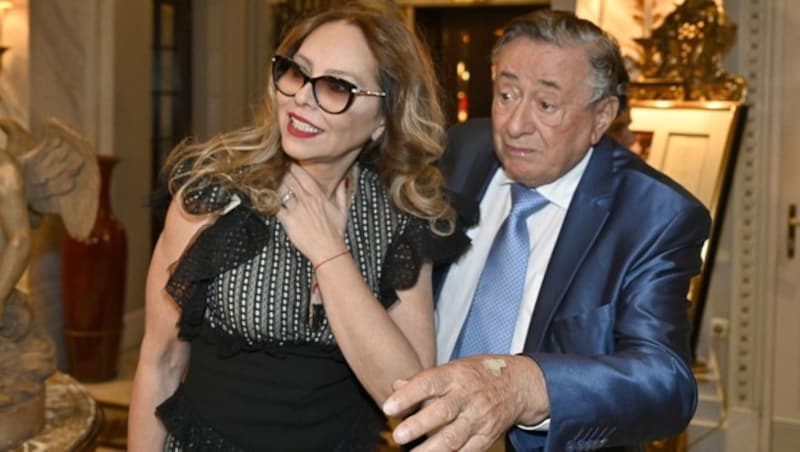 Richard Lugner mit Opernballgast Ornella Muti im Hotel Sacher am Dienstagabend. (Bild: APA/HANS PUNZ)