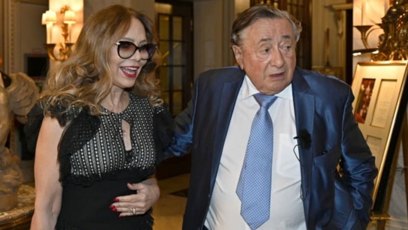 Richard Lugner mit Opernballgast Ornella Muti im Hotel Sacher am Dienstagabend. (Bild: APA/HANS PUNZ)