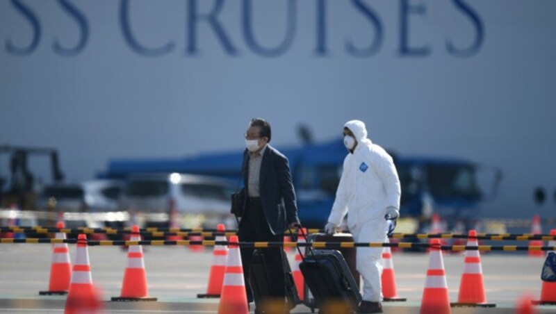 Dieser Passagier darf sich glücklich schätzen: Er ist einer der Ersten, die das Kreuzfahrtschiff verlassen durften. (Bild: AFP )