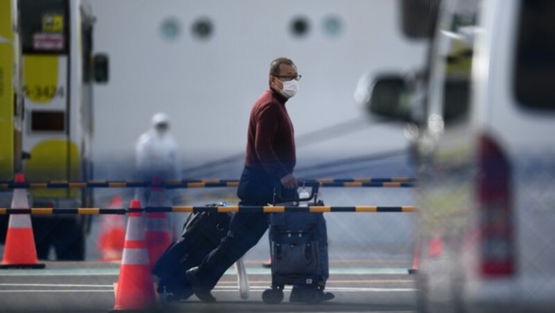 Dieser Mann zählt zu den Ersten, die das Schiff verlassen durften. (Bild: AFP)