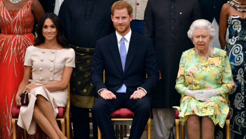 Herzogin Meghan, Prinz Harry, Queen Elizabeth II. (Bild: AP)