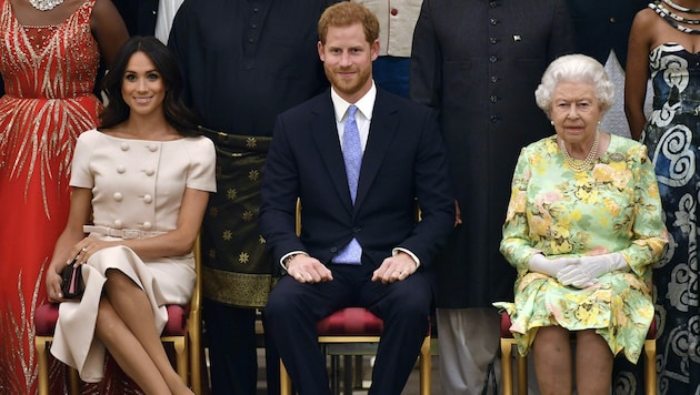 Herzogin Meghan, Prinz Harry, Queen Elizabeth II. (Bild: AP)