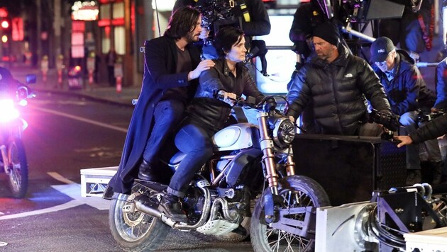 Keanu Reeves und Carrie-Anne Moss bei den Dreharbeiten zu „The Matrix 4“ in San Francisco. (Bild: www.PPS.at)