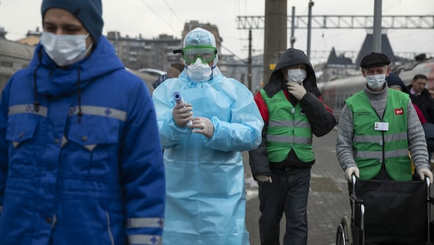 Russische Beamte wappnen sich gegen das Coronavirus. (Bild: Associated Press)