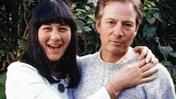 Robert Durst (re.) im Jahr 1999 mit Mordopfer Susan Berman (Bild: The Jinx)