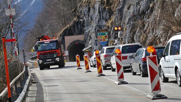 Die Sanierungsarbeiten im Tunnel behindern die Ortszufahrt (Bild: Marion Hörmandinger)