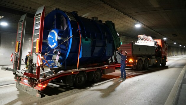 Ein Großteil dieser 20 zehn Tonnen schweren Lüfter musste demontiert und aus dem Tunnel zum Rundum-Service gebracht werden. (Bild: Asfinag)