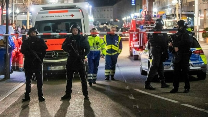 Einsatzkräfte am ersten Tatort in der Innenstadt (Bild: AP)