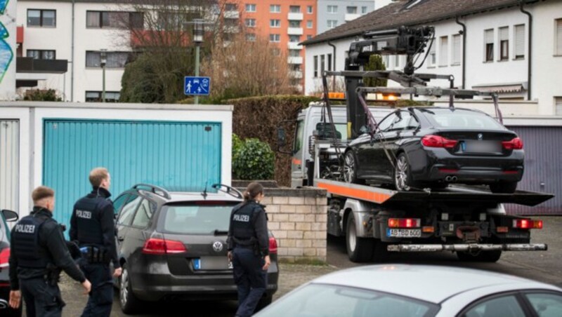 Das Auto des mutmaßlichen Schützen wird weggebracht. (Bild: AFP)