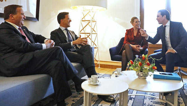 Sebastian Kurz mit dem niederländischen Premier Mark Rutte, dem schwedischen Premier Stefan Löfven (links) sowie der dänischen Ministerpräsidentin Mette Frederiksen (Bild: BUNDESKANZLERAMT/DRAGAN TATIC)